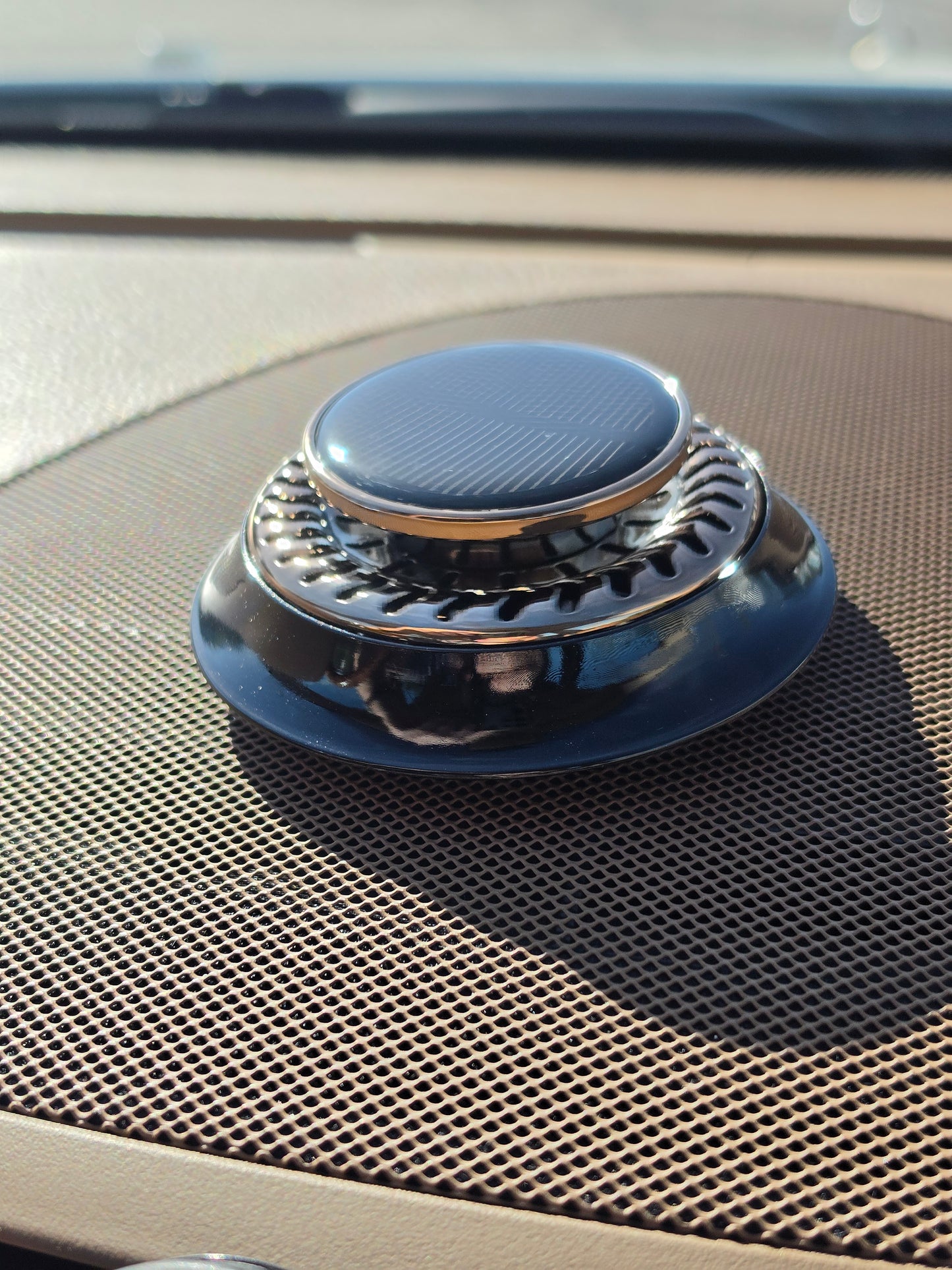 Drivegy™ SolarSpin Diffuser — Fresh Air Without Batteries